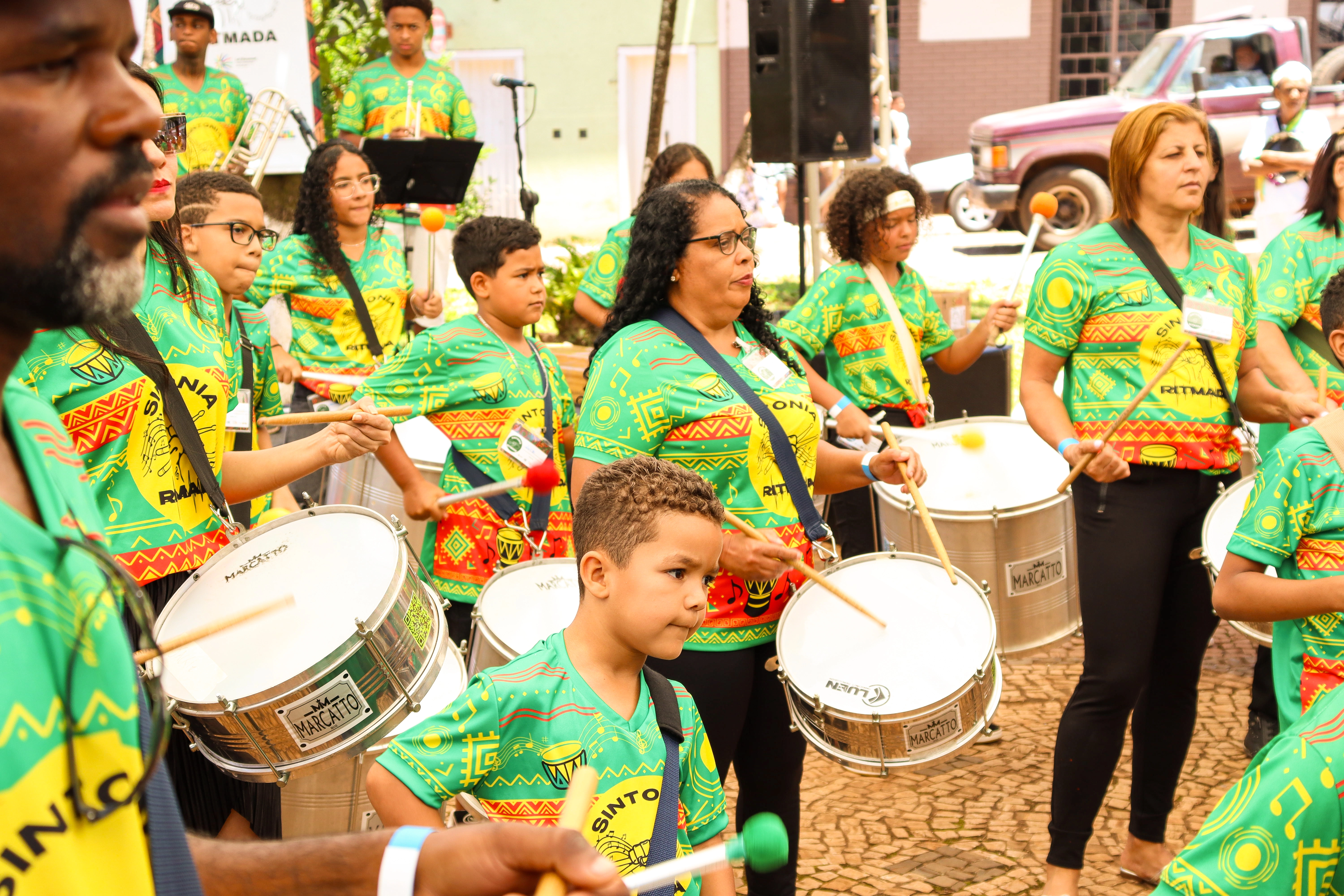 Equipe trabalhando em estratégias